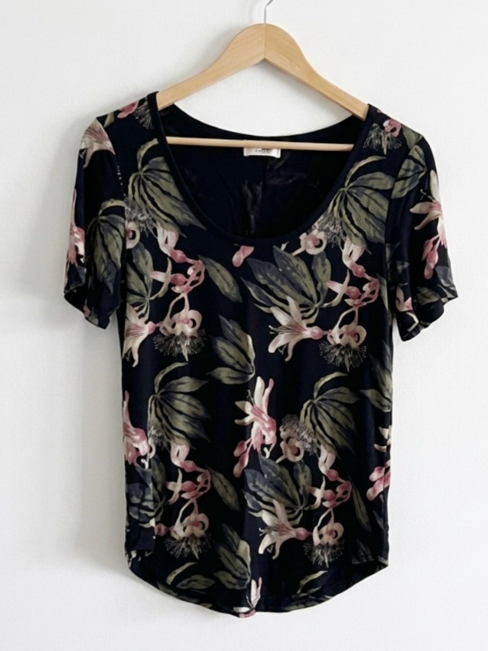 Babaton Aritzia Floral Scoop Neck Top Black Pink Women’s Small